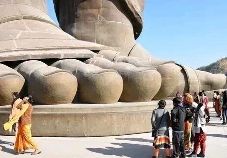 很多中专生认为纽约的自由女神像是世界上最高的雕像，其实不然，印度才是第一名。

