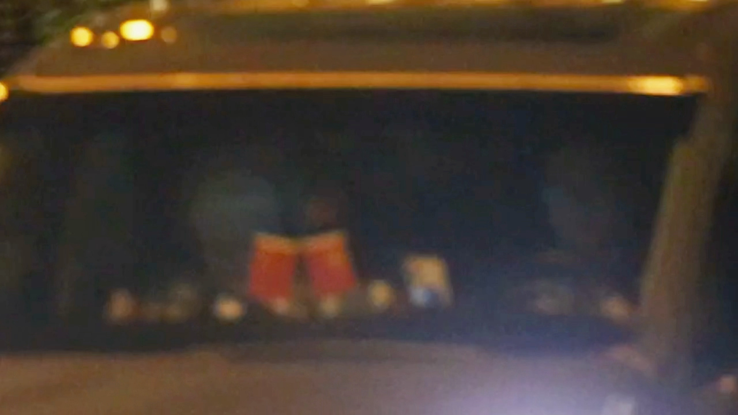 原来真的在车里挥手了亮的地方暗的地方我们看得见看不见的地方她都在爱我们