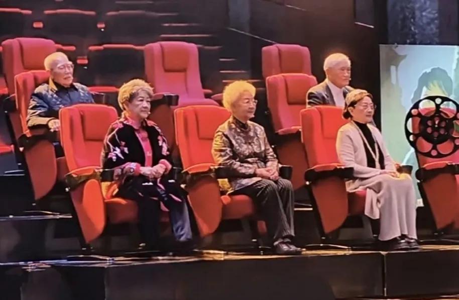 现在还能经常出来与观众见见面的五位老艺术家田华 王晓棠 张勇手 陶玉玲 牛犇
他