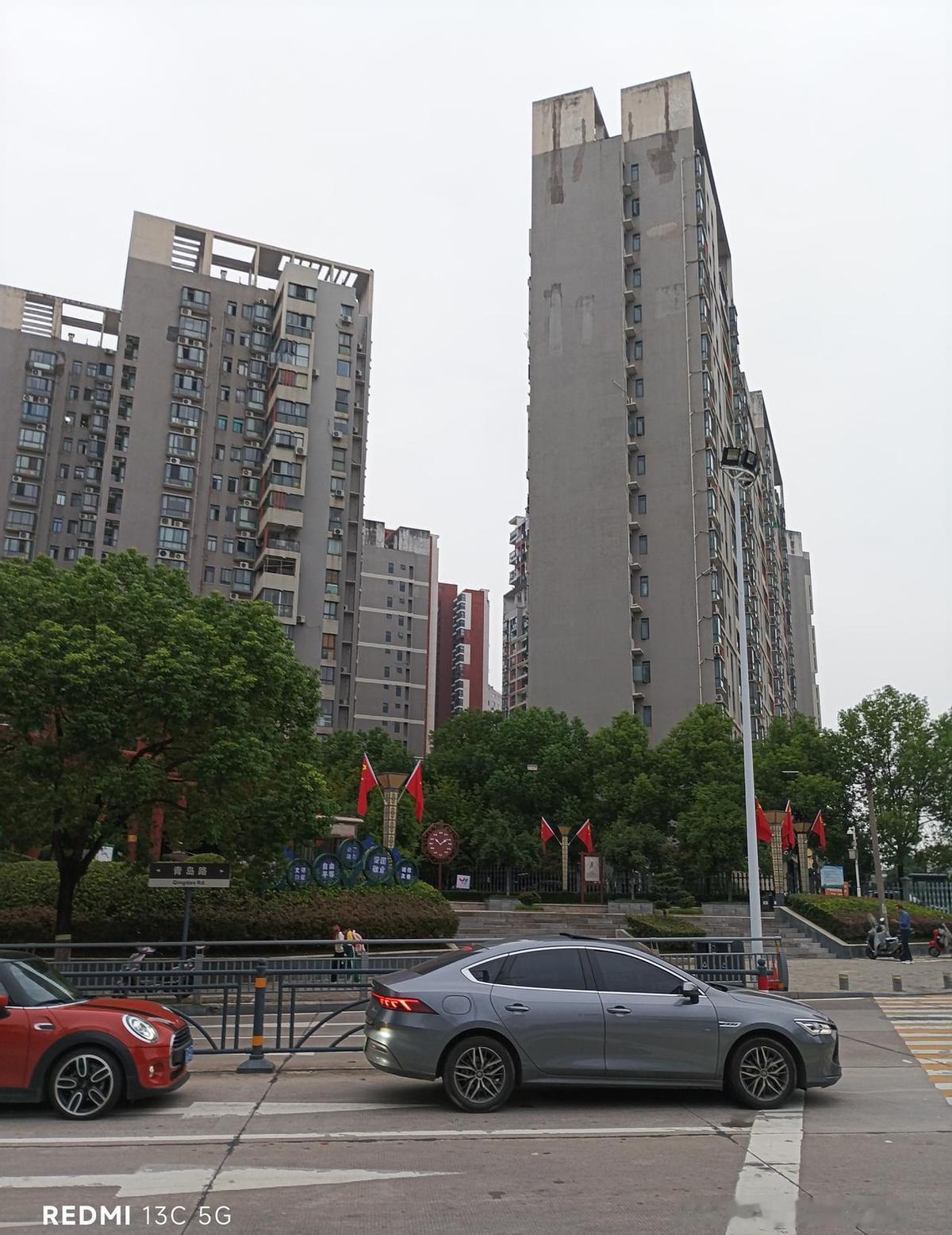 三峡大坝一拦江，宜昌就上了全球热搜。
不是吹，这工程放全世界都顶流。
屈原投江前