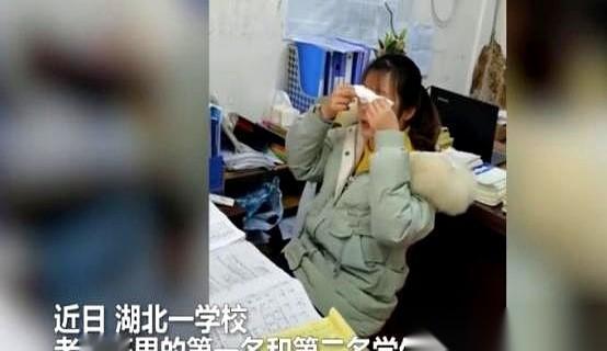 “比我离婚了还伤心。”
一个女老师，在办公室里，突然就崩溃大哭了。
同事都吓坏了