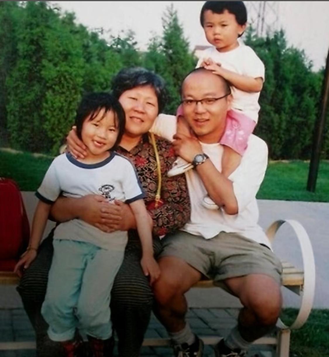窦唯与母亲、两个女儿