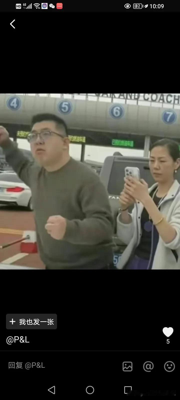 事情闹大了，老太太的评论区沦陷，更多的黑幕也揭穿，这次奔驰车主砸了引擎盖，老奶奶