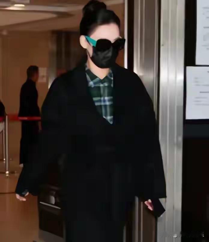 在近期一档热门综艺里，张柏芝和刘嘉玲这两位娱乐圈的资深女星开启了一场充满故事感的