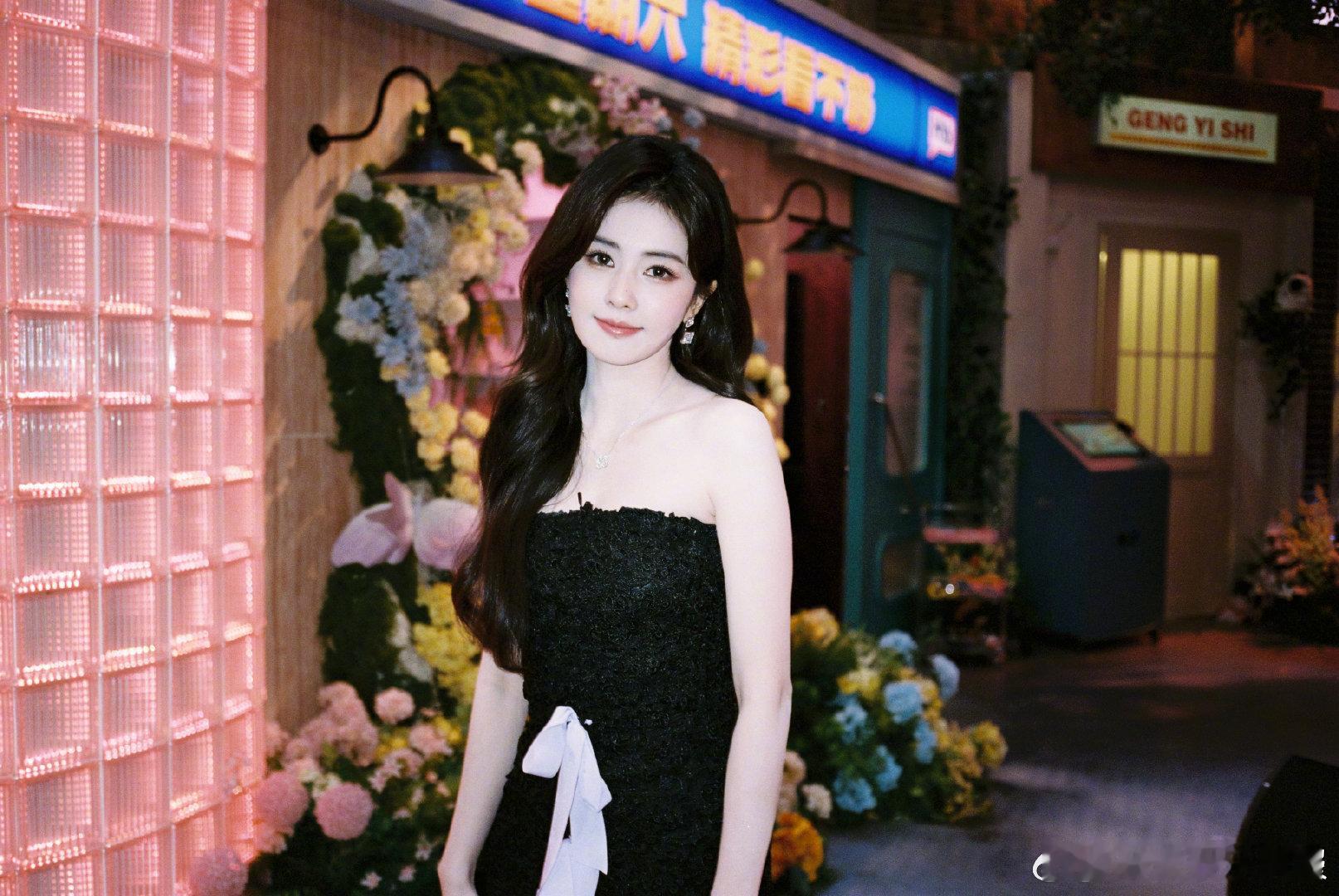 白鹿cha了娃娃脸你好星期六 白鹿一身亮眼造型，《娃娃脸》舞步轻盈，甜笑暴击超圈