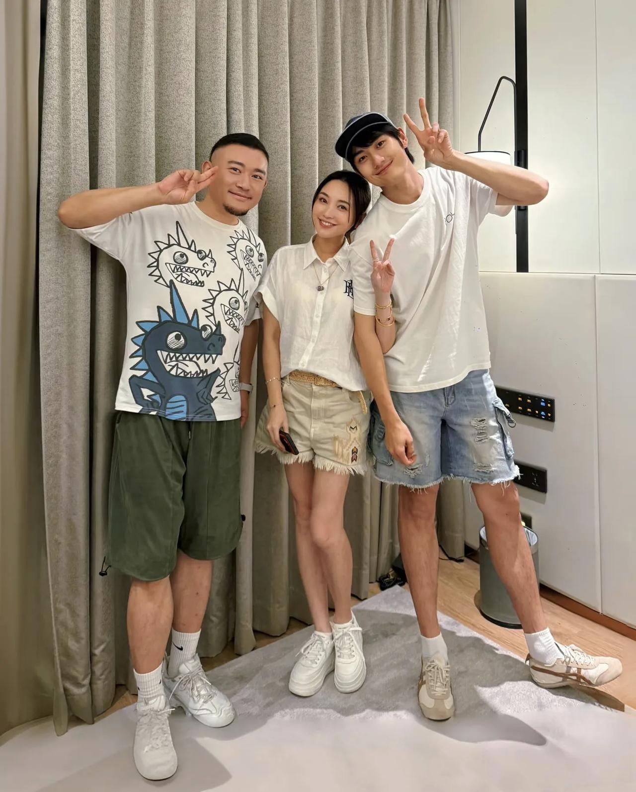 42岁金莎和小男友孙丞潇甜蜜同框，她的状态真好，两条腿很细，皮肤白皙，好像大学生
