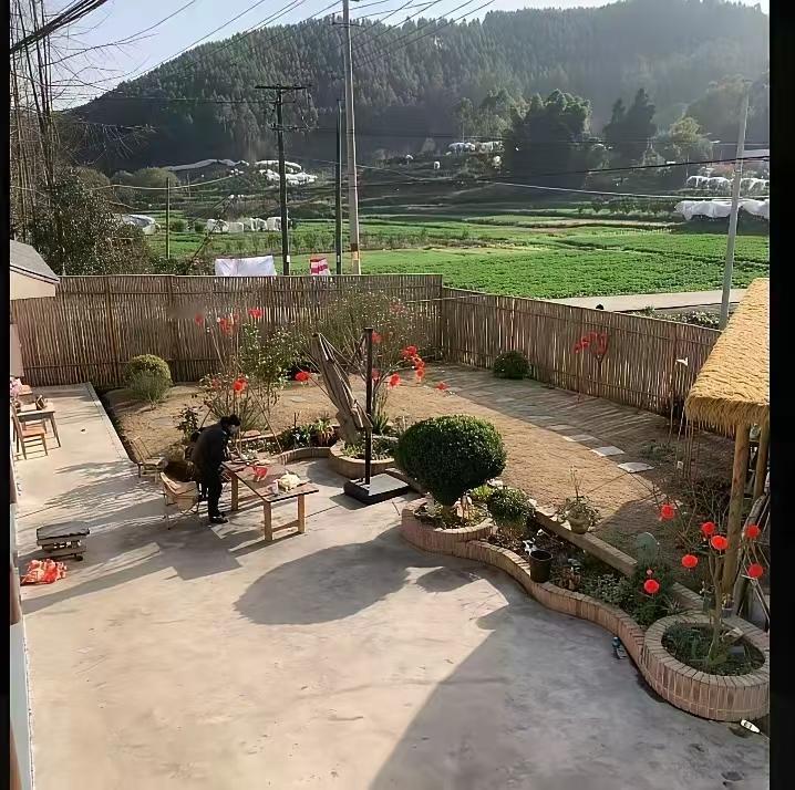 我现在去长辈家串亲戚，都是东西放下，说会话，不在那吃饭，他们年纪大了，都是七十来