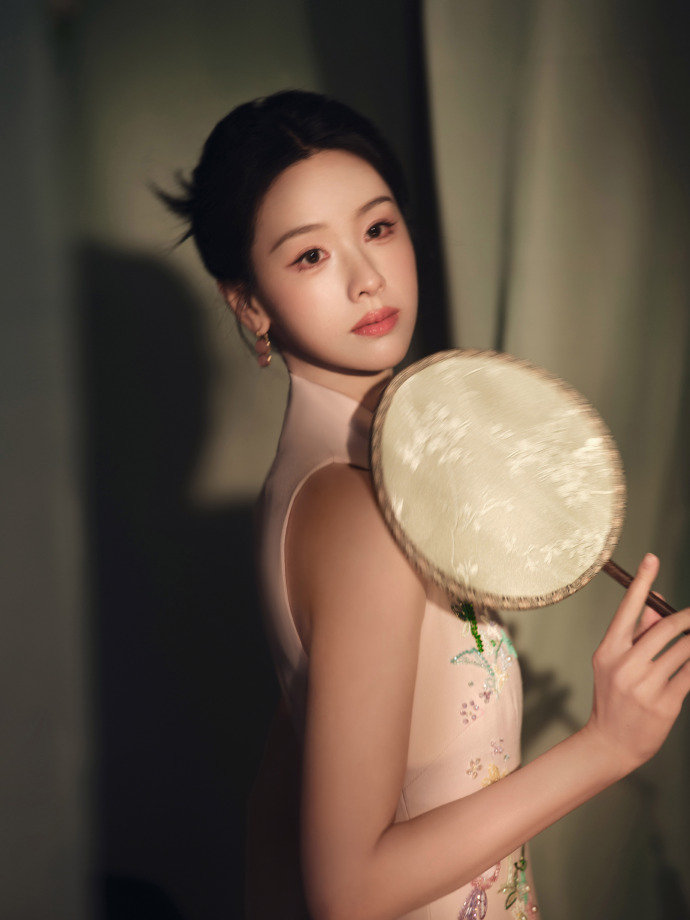 陈都灵携东方风雅赴视听之约  旗袍美人陈都灵陈都灵携东方风雅赴视听之约，旗袍美人