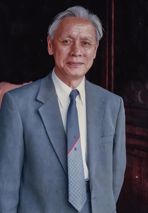 1959年，他趁着妻子出差，偷偷把一管液体灌入刚满一岁的儿子嘴里。看着儿子天真的