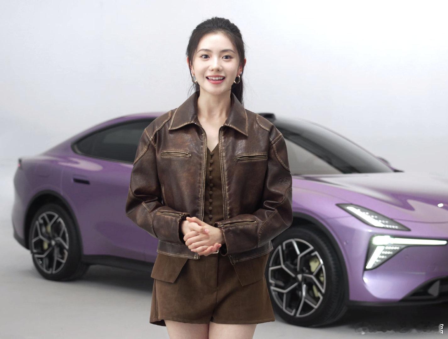 刘浩存深蓝L06品牌大使 这波种草也太有画面感了吧！高马尾搭棕色皮衣的飒爽模样，