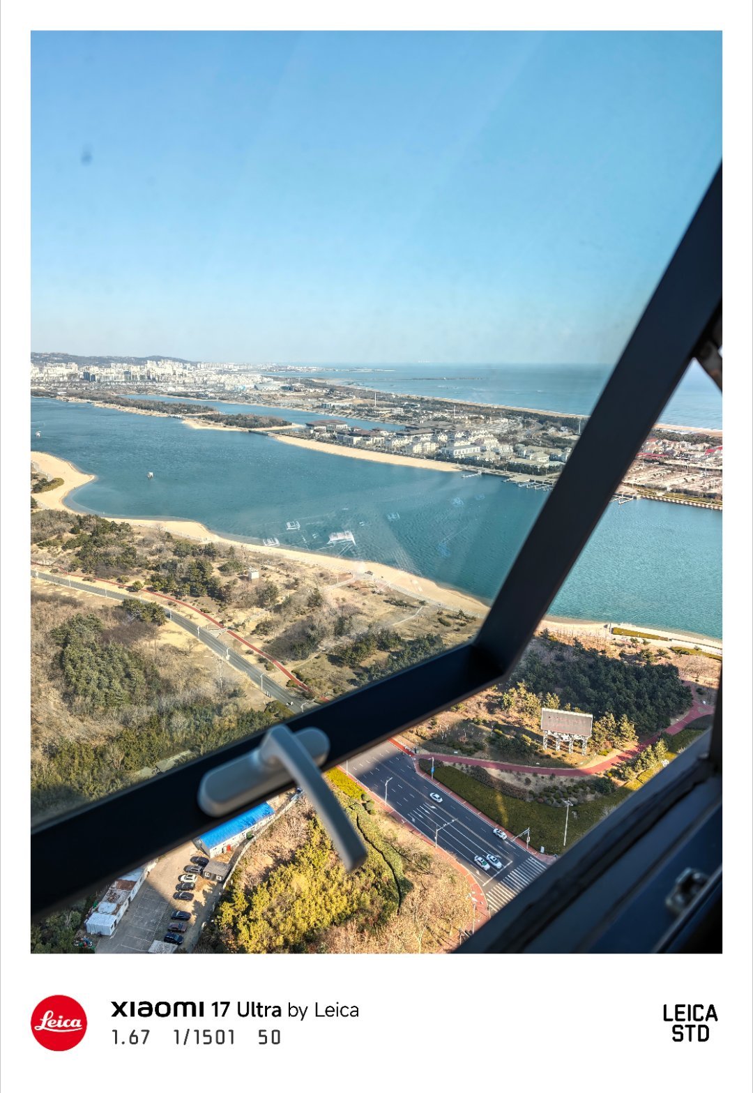 在山东日照，这个季节一百多块是能够住上这种规格的海景房的