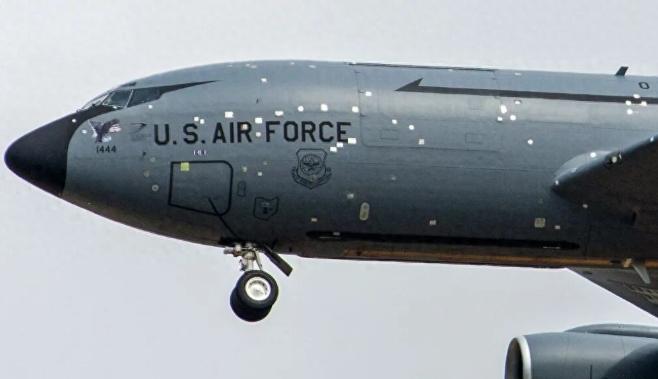 伤痕累累硬撑回国？美军一架浑到处打满补丁的大型加油机，晃晃悠悠降落在英国空军基地