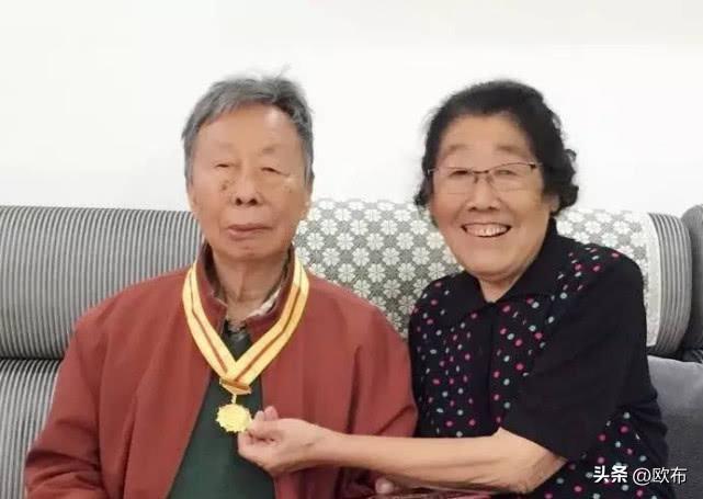 敬一丹眉眼间的英气竟然来源于此。
敬一丹出身公安系统家庭，母亲叫韩殿云，是黑龙江