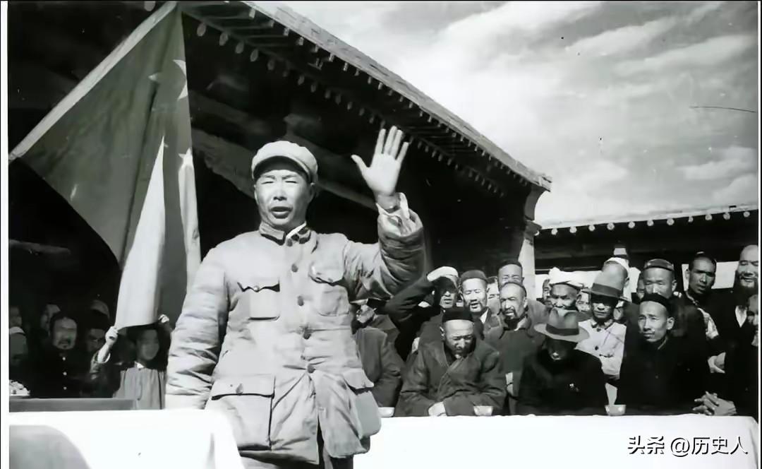 1939年夜，女战士刚要如厕，被陌生壮汉一把抱住：别动，现在你是我老婆
 
19