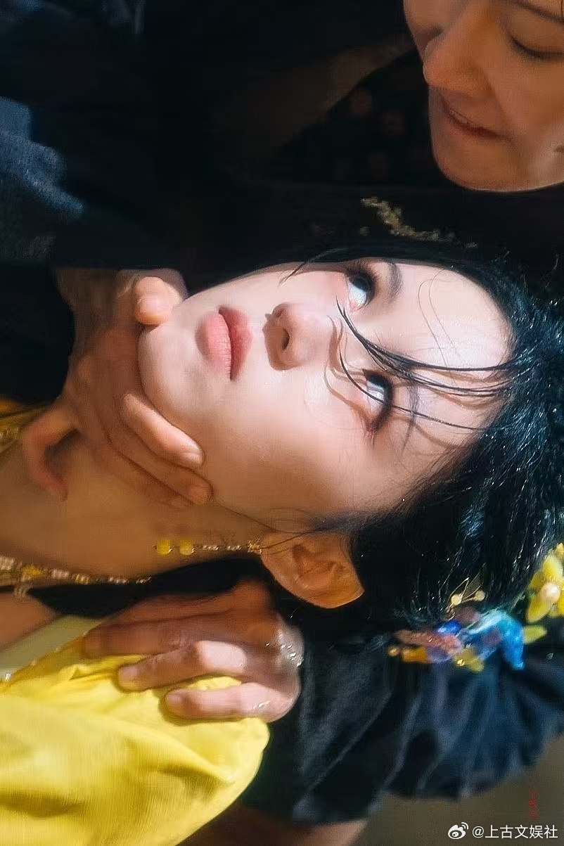 周也一瓯春鬼气好足一瓯春官宣定档 预告里周也的眼神戏真的绝了，那种平静表面下暗流