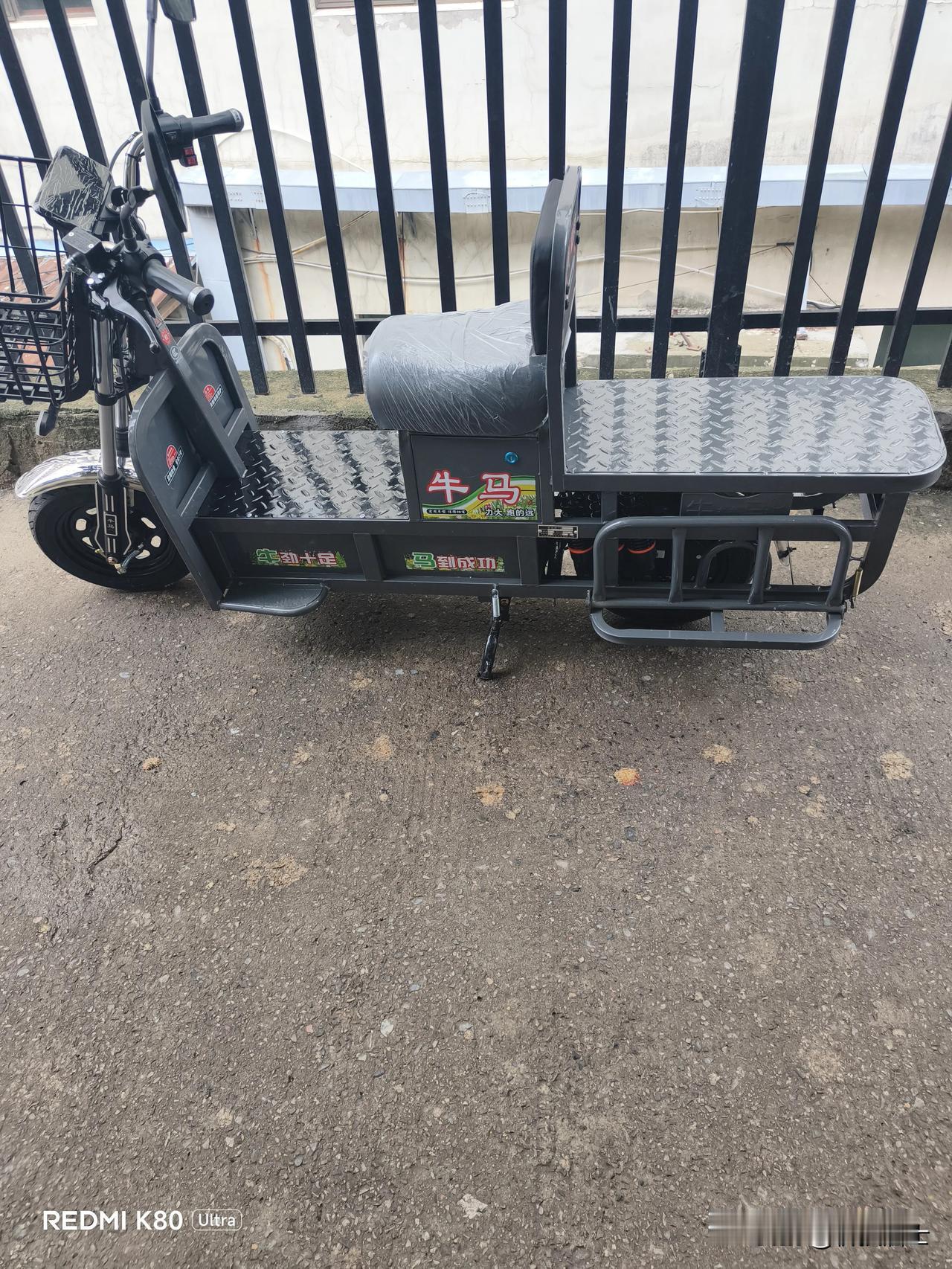 一大早我去换了部新电动车，只不过是两个轮子的[呲牙]来和大家炫耀一下。我上一部座