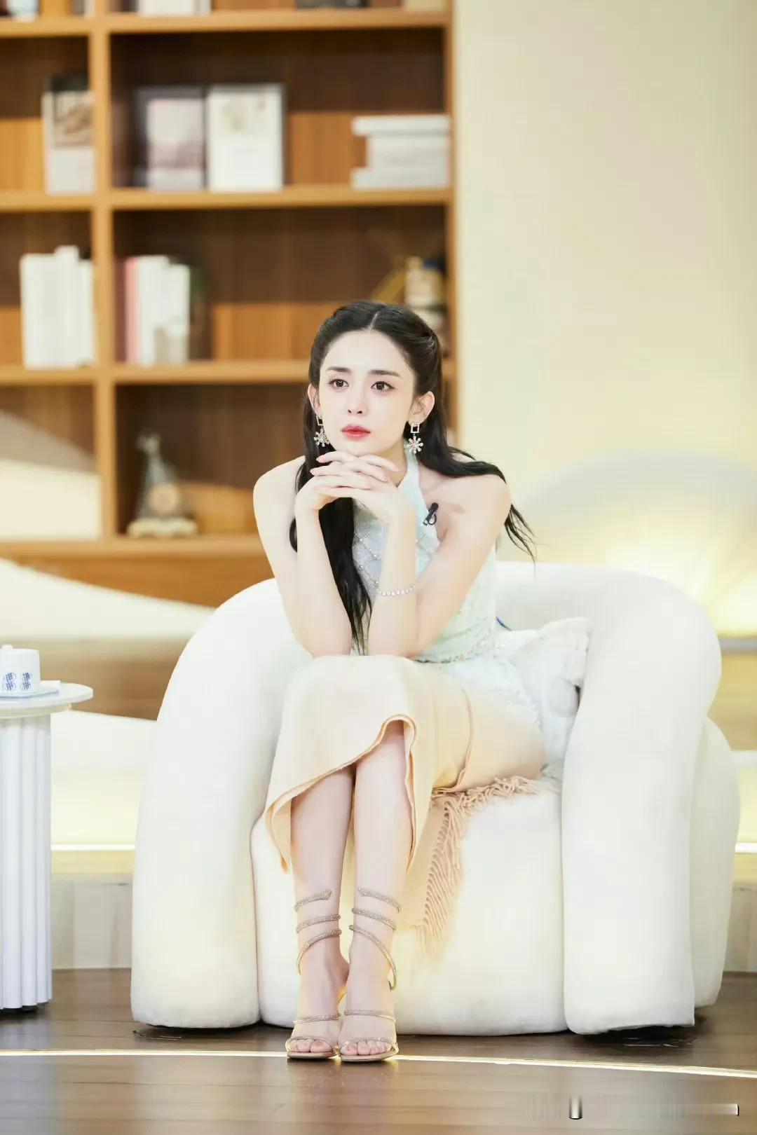 娜扎精致妆容，时尚穿搭，坐在舒适的沙发里，散发着优雅的光芒💖✨