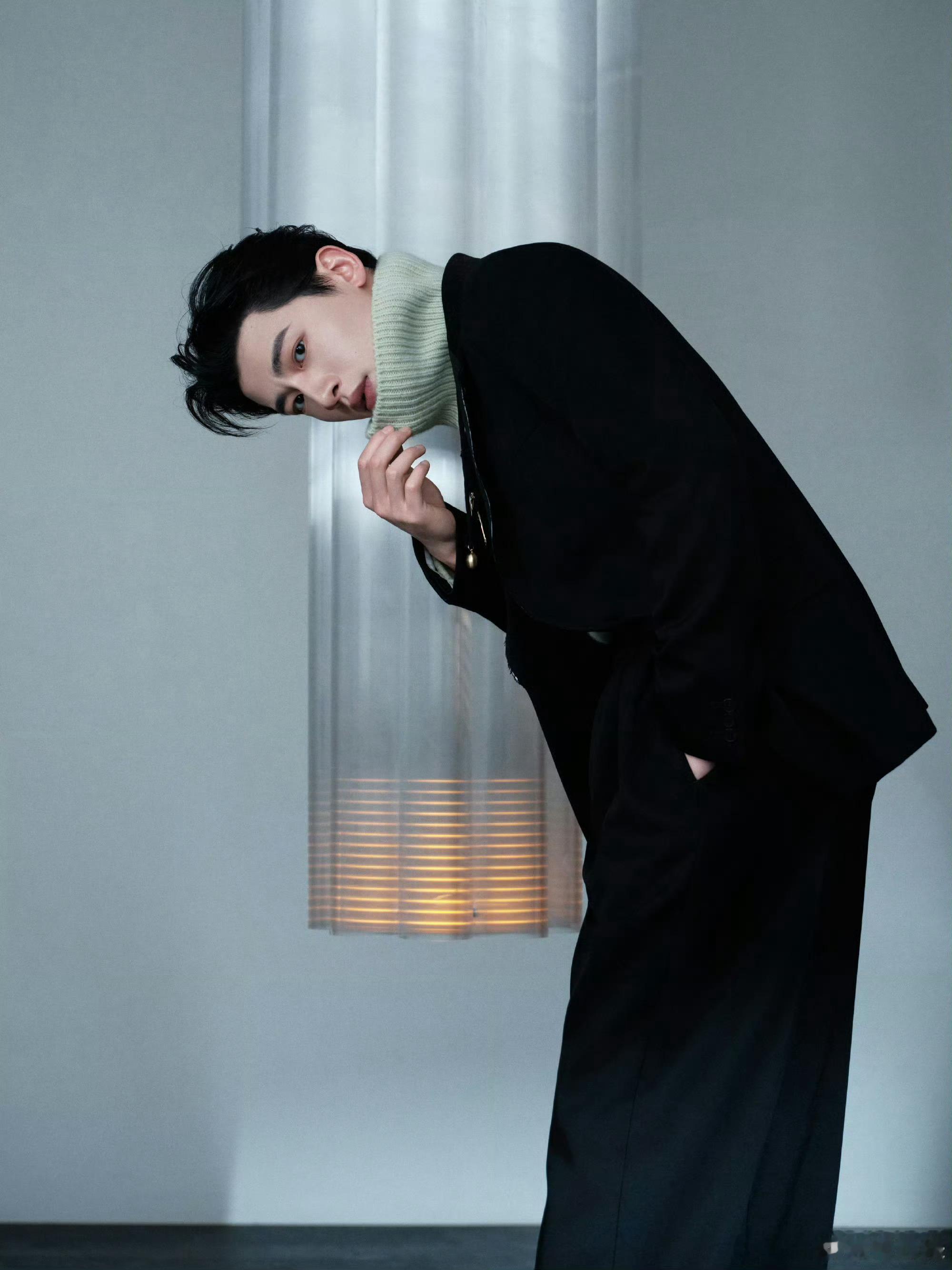 辛云来露肤度为零 辛云来露肤度为零的造型好绝！黑色小高领搭西装，无多余暴露，高级