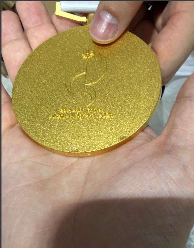 金牌有色差？连夜换！这才是大赛该有的售后！
爱知·名古屋亚运会一名电竞选手拿了金