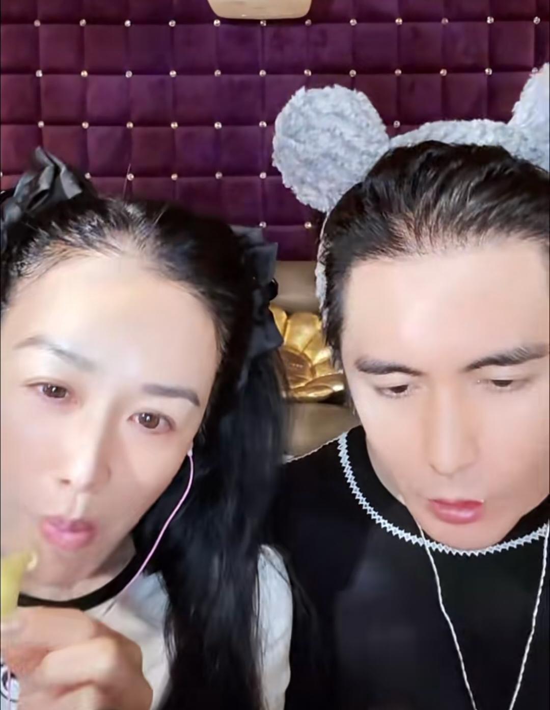 到底是亲两口子，两个人竟长的越来越像！
说实话两个人丝毫是看不出年龄是差那么大的