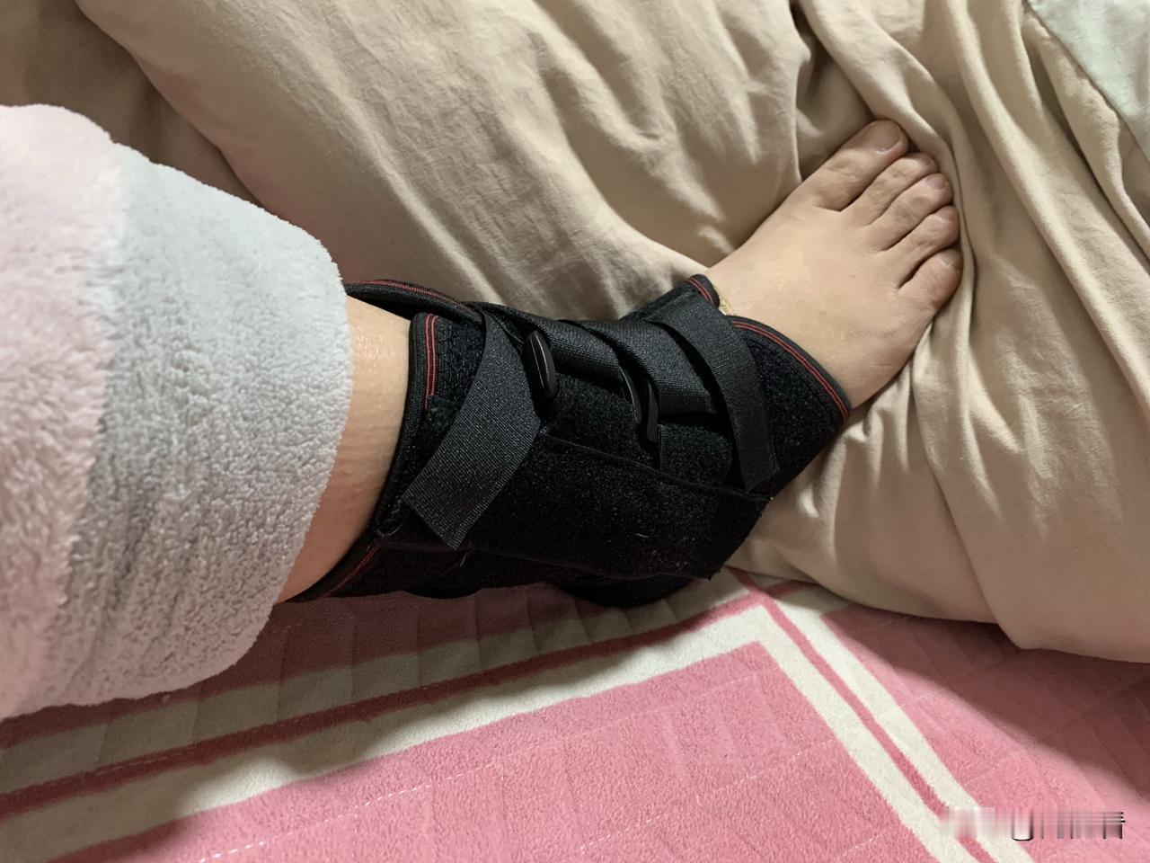 崴脚的第16天，片子拍了，膏药贴了，医生也复位了，就连针灸都做了，如今借着护具走