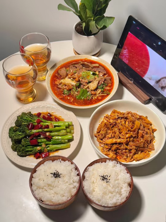 二人食晚餐❣️今天吃手撕鸡 炝炒西兰苔