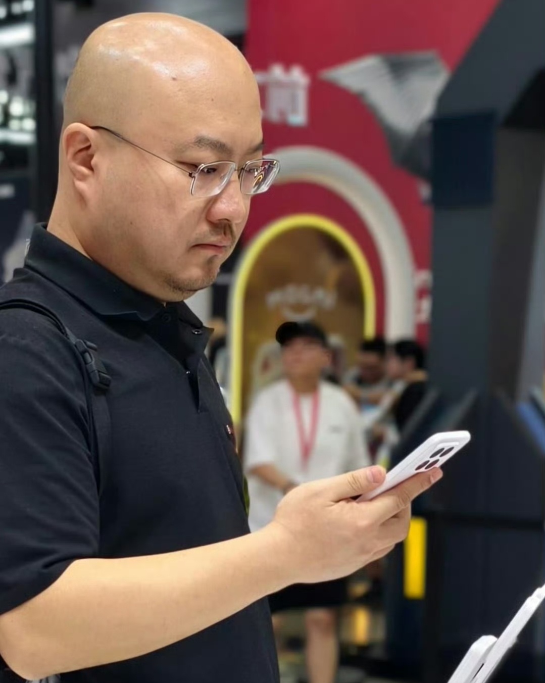 魅族22魅族22的外观大概是老万手里拿的这款，咋说了，这个设计也挺好的，但是我还