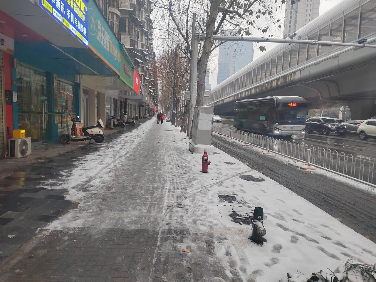 2026 武汉初雪小记

   清晨起身，举目四望，天地尽白。今冬这场小雪，总算