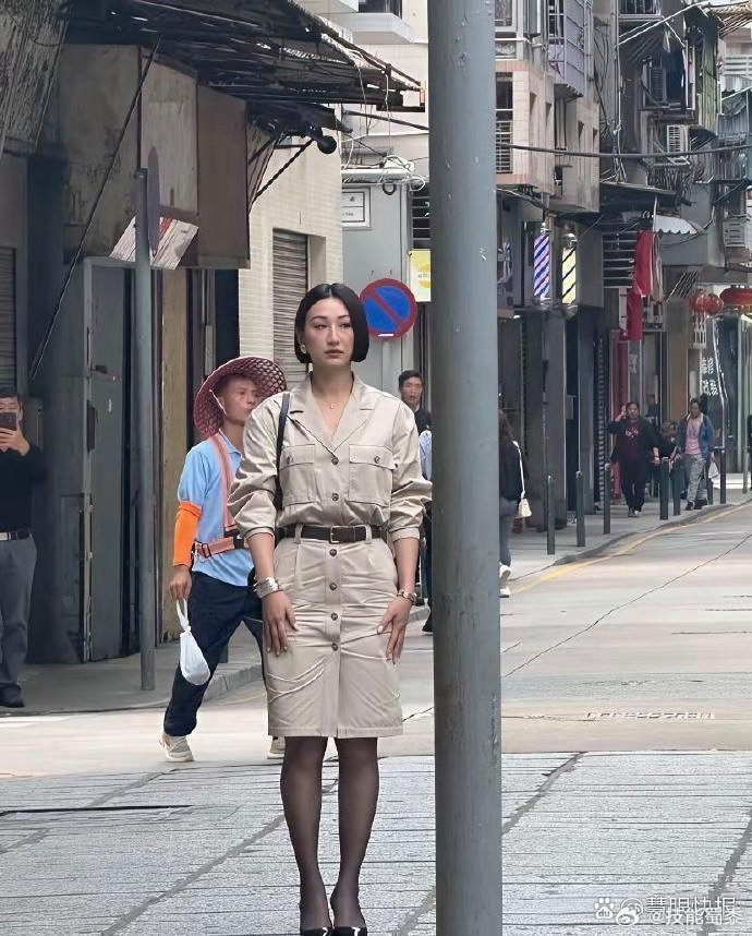 这剧组也太不走心了，高海宁的裙子都皱成这样了也不熨熨，上镜多影响美观啊。 