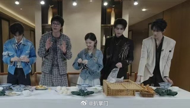 热巴又给开推团投喂酸奶疙瘩了迪丽热巴人没来礼来了