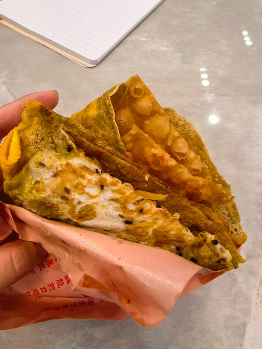 起晚了，室友给买的煎饼都凉了。。用微波炉加热了一下不影响口感 