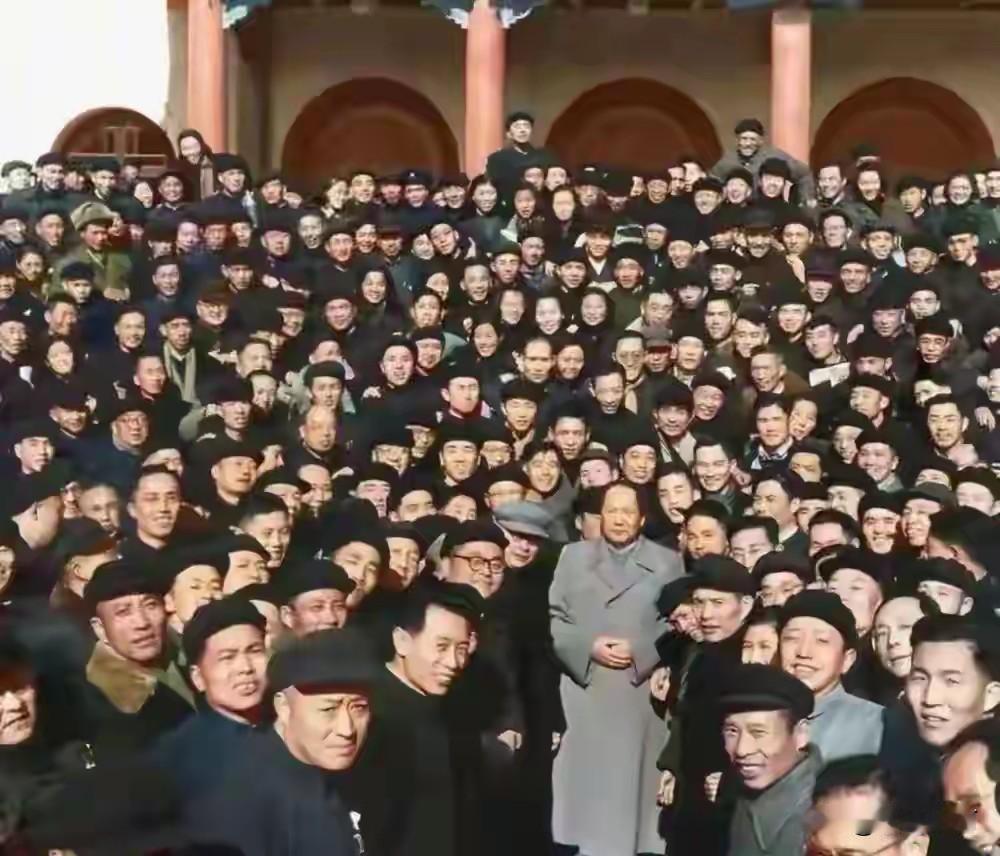 🍁领袖与人民紧紧相依
1956年，南京市委大院内人山人海。各界代表紧紧簇拥在毛