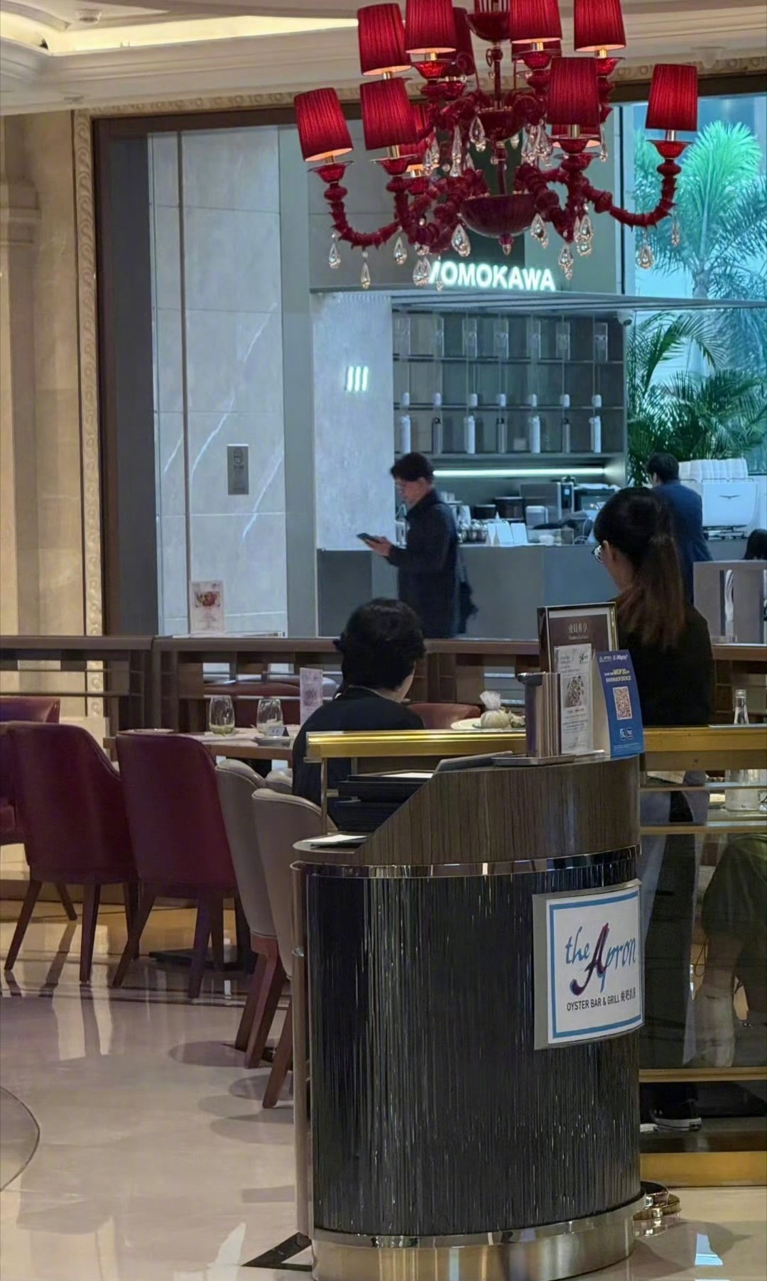哦莫，网友偶遇金钟大带孩子吃饭，他孩子都这么大了偶遇金钟大带女儿吃饭