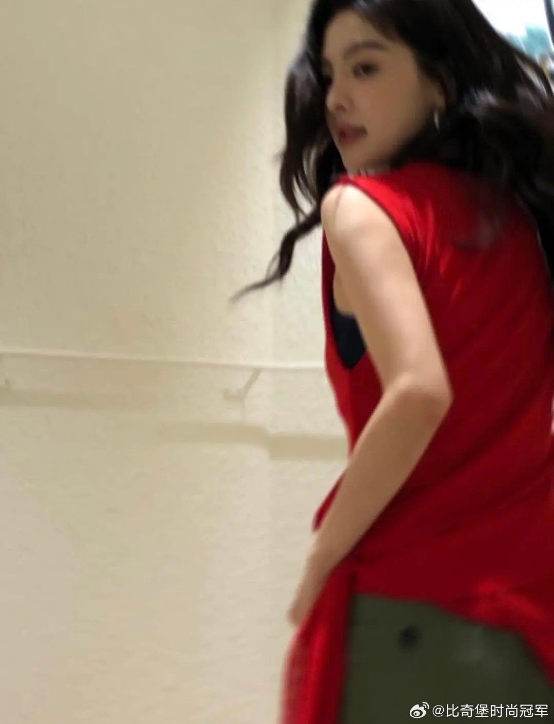 章若楠ins 好会营业omg 和🧣🫘🍠都不一样 每个平台都不一样的风格 