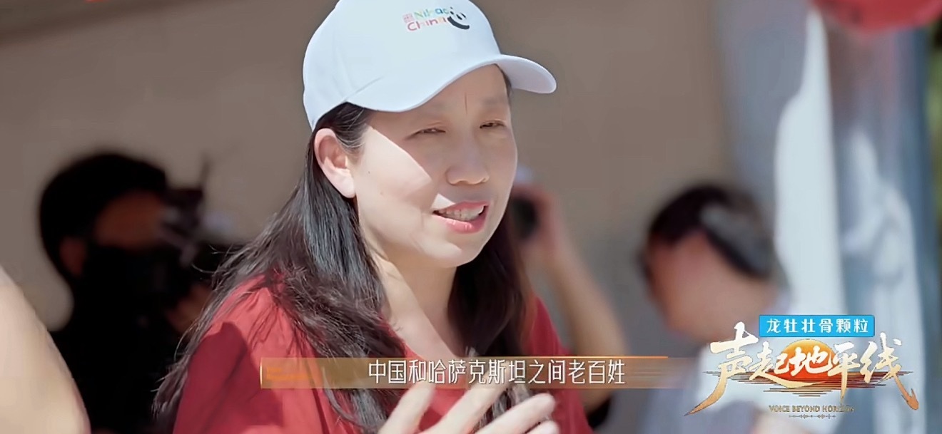 中国文化一出手就是硬控中国驻阿拉木图总领馆的展台用熊猫玩偶、书法、古筝等中国元素