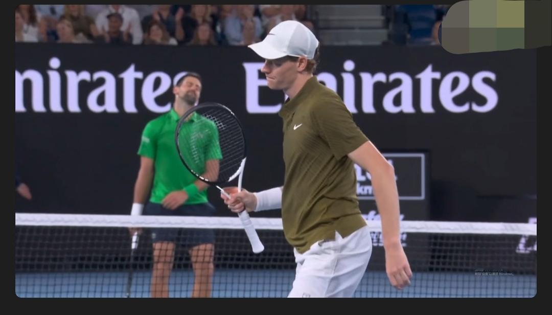 下面这个画面会不会成为今晚德约和辛纳整场比赛的一个缩影:德约仰天长叹，辛纳挥拳庆