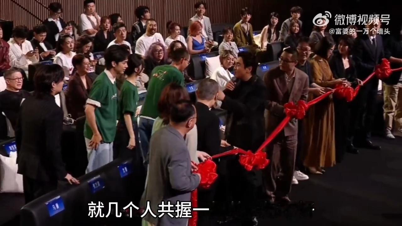 沈腾说蹭阿嬷剧组流量沈腾属实内娱宣传卷王！《欢迎来龙餐馆》剪彩现场，不光拉上张艺