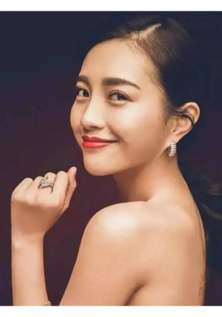 包文婧：率性本真，魅力自绽
 
在娱乐圈的多元版图中，包文婧似一颗独特的星子散发