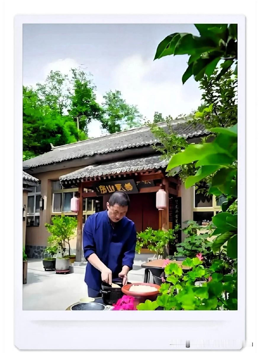 看到李亚鹏那民宿的现状，真是挺荒唐的。
 
听去过的朋友回来吐槽，整整28间客房