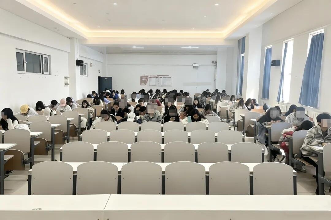 上课我就这样躲前排 