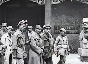 王司令手下有个伙夫，因为老家房子被亲戚占了要不回来，气得在厨房摔盆。王司令听说后