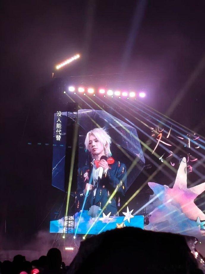 华晨宇演唱会双节假期的最佳选择就是火星演唱会，升级后的2.0不单单是舞台演出，乐
