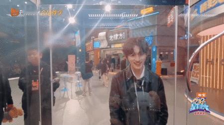 丁程鑫想往娃娃机里放周边丁程鑫抓娃娃直接六连抓，给自己哄得超开心，空爪后秒提放周