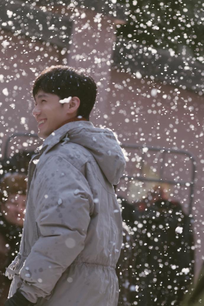 太好了是白宇演的热血群像剧 刚看杀青特辑破防了！白宇为贴近角色饿出浮肿，雪夜蹲电