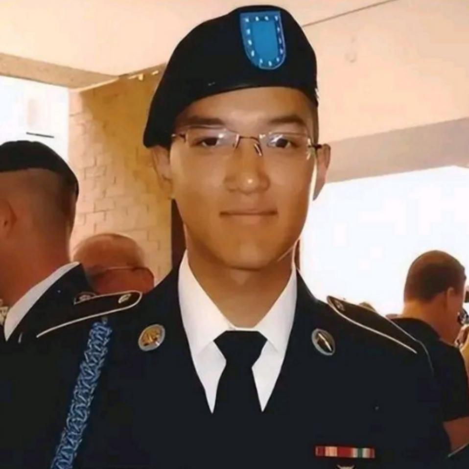 2011年，19岁的美国华裔青年不顾家人反对，坚持加入美军，却因为洗澡时忘关热水