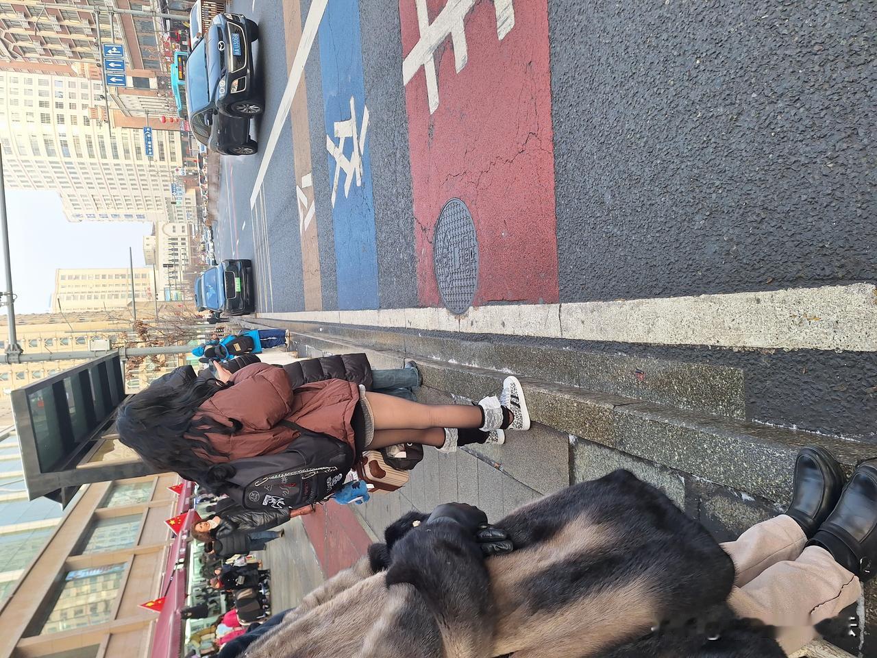 零下14度，人家丝袜美腿，我穿得像头熊。真担心她会宫寒不孕，老衲愿注入一股纯阳真