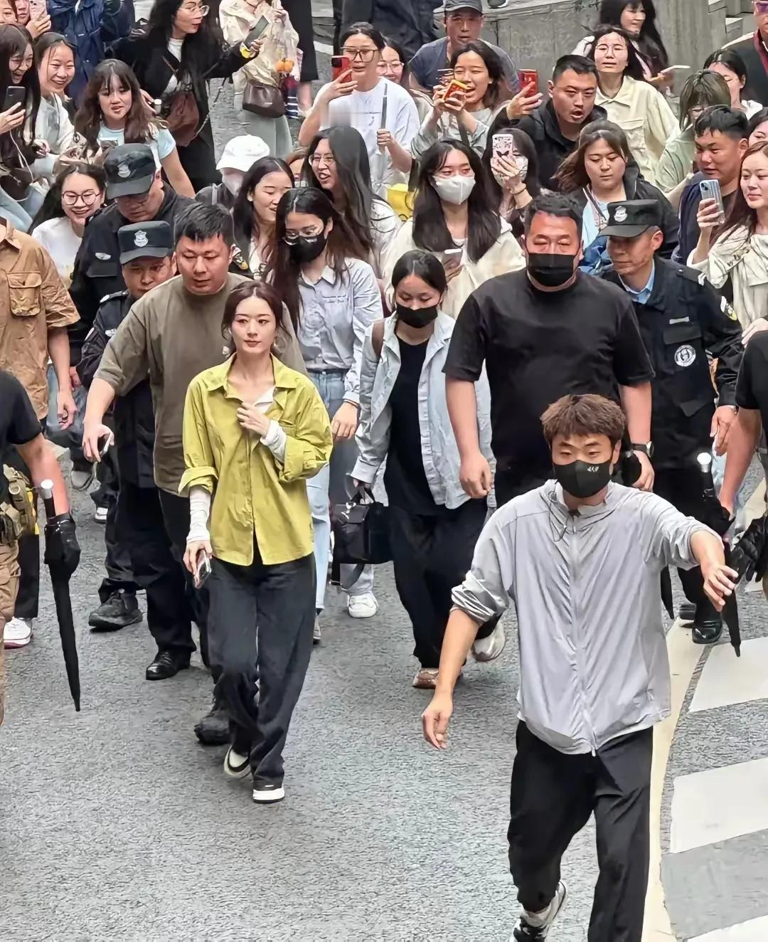 赵丽颖就是这么突出，她站在人山人海之中，一眼就能看到她！这还是在她没有认真打扮的