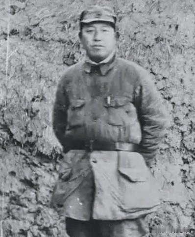 1938年6月10日，睢杞两县的抗日战士，集合在杞县大郑庄的打麦场上，队前架起6