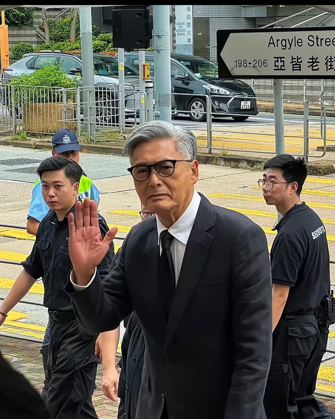 周润发很难再塌房了
原因很简单
并不是因为他演技出众，也不是因为他行事低调，更不