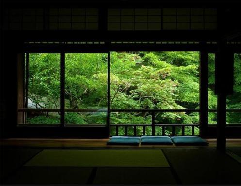 夜雨填词·默斋主人原创古典文艺随笔夜深了。雨脚落在窗檐上，滴滴答答，疏密匀停，仿